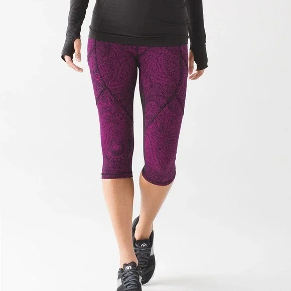 Lululemon Outrun 17" Crop Antique‎ Paisley Deep Fuschia Black / Black - Picture 11 of 11